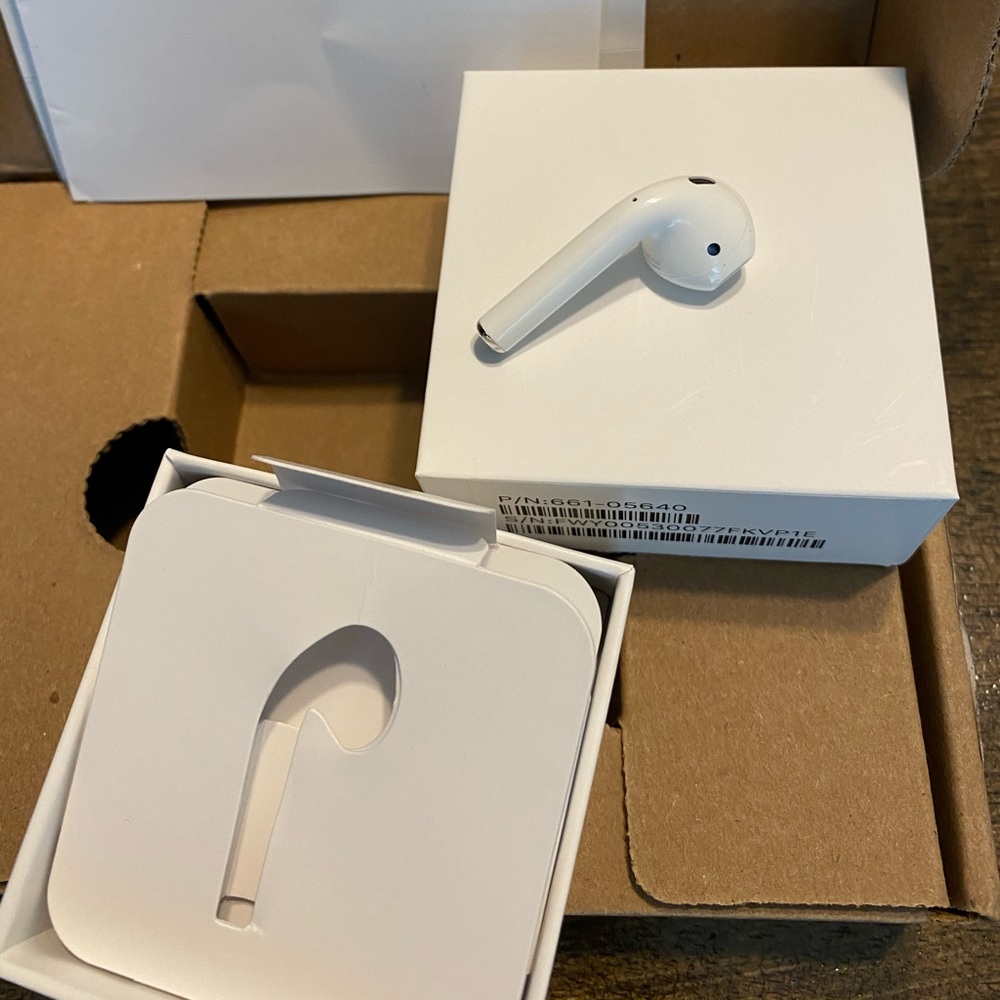 AirPod First Generation, right ear ❌❌ SOLD ❌❌ - Picture 2 of 3